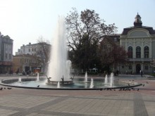 Раздават студена минерална вода в жегите