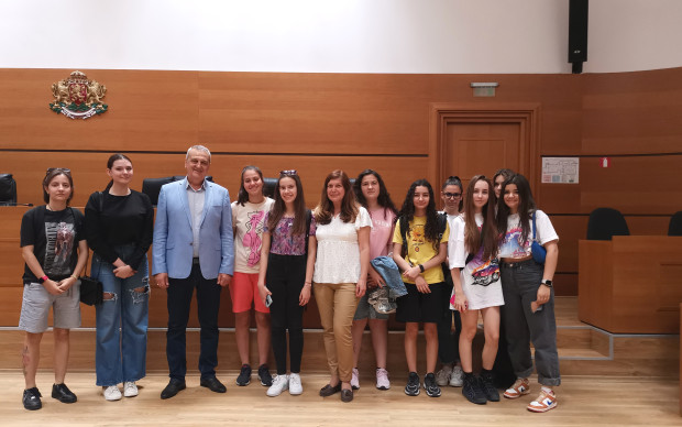 TD Председателят на Общинския съвет на Пловдив посрещна учениците от 9
