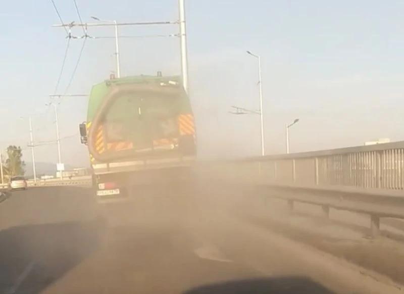 Пловдивчанин показа какво "чудо" бълва камион на "Чистота"