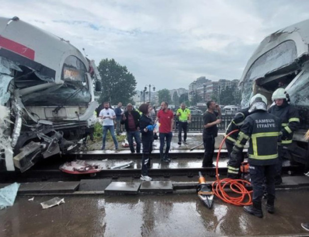 Близо 30 души бяха ранени при катастрофа между два трамвая