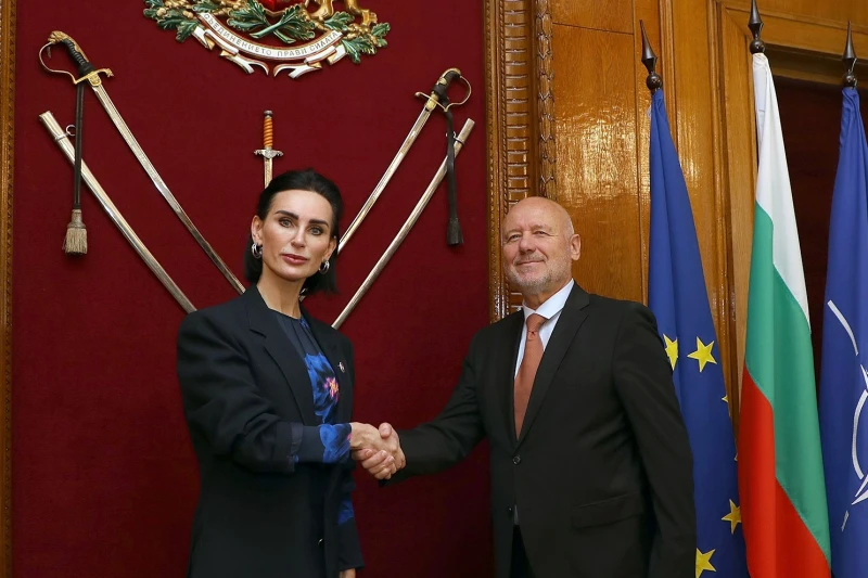 Военният министър към украинския посланик: България подкрепя борбата за свобода