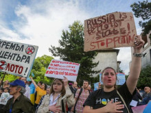 Протестиращи пред руското посолство скандираха: Геноцид!