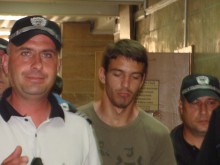 17-годишният Жулиен, обвинен в отцеубийство, остава в ареста