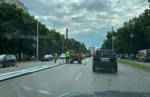 Монтират мантинели по бул. "Сливница"