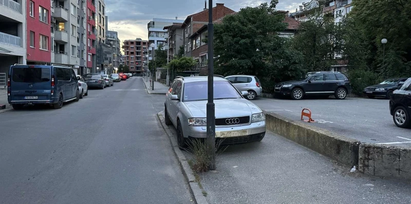 "Ауди" без регистрационен номер превзе тротоар на улица в Пловдив, общинари се чудят какво да правят