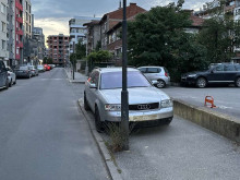 "Ауди" без регистрационен номер превзе тротоар на улица в Пловдив, общинари се чудят какво да правят