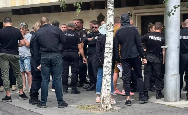 Съкратени полицейски служители протестираха пред МВР в столицата