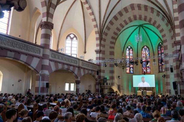 Чатбот с изкуствен интелект помоли вярващите в препълнената църква Свети