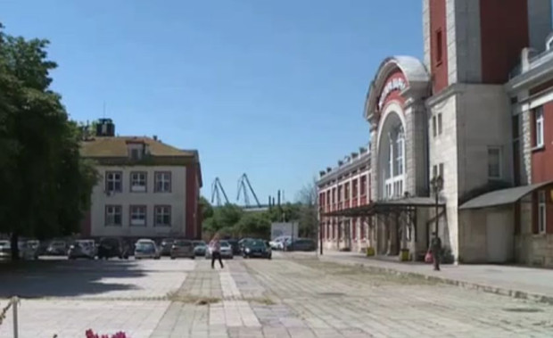 Площадът до железопътната гара във Варна е в лошо състояние
