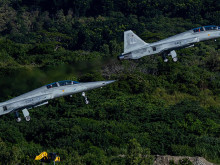 Тайван изпраща изтребители, докато китайски военни самолети пресичат средната линия на Тайванския проток