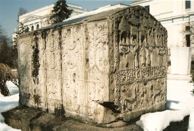 Наричани stećci или на български стечки тези монолитни надгробни плочи са