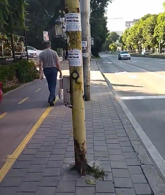 Пешеходците във Варна се сблъскват ежедневно с всякакво препятствия Широки улици