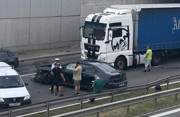 Тежка катастрофа в София, автомобилът е премазан