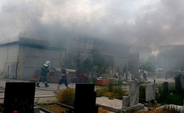 Пожар в склад на Централните варненски гробища вдигна на крак