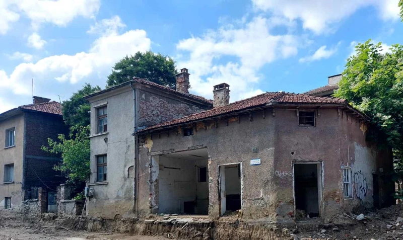 Търсят фирми за събарянето на сградите, спъващи ремонта на ул. "Даме Груев"