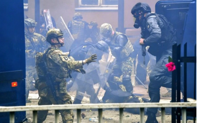 Косовската полиция арестува сърбин в Косовска Митровица, стотици отново излязоха на улицата