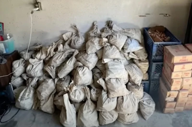 Американец намери торби с милиони монети, докато чистеше мазето си