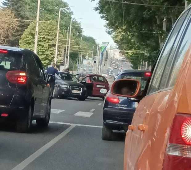 Катастрофа е станала днес по-рано на бул. Сливница, разбра Varna24.bg. Във
