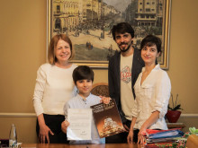 Фандъкова се срещна с детето - Иво Кирков, което бе прието с най-висок резултат в МЕНСА България