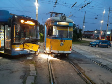 Тролей и трамвай катастрофираха в София