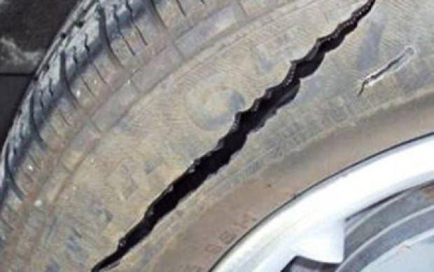 TD Санданчанин осъмна с нарязани гуми на автомобила сиПолицейски служители на