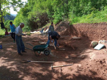 Седем гроба разкриха археолозите при разкопките край Неделино, открити са и накити