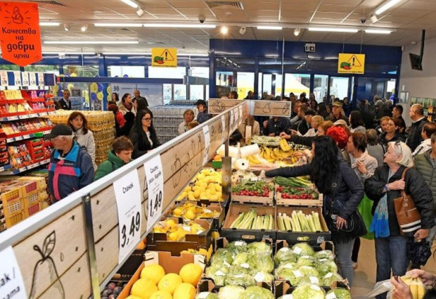 Лидл България сваля трайно цените на близо 150 продукта. Намаленията