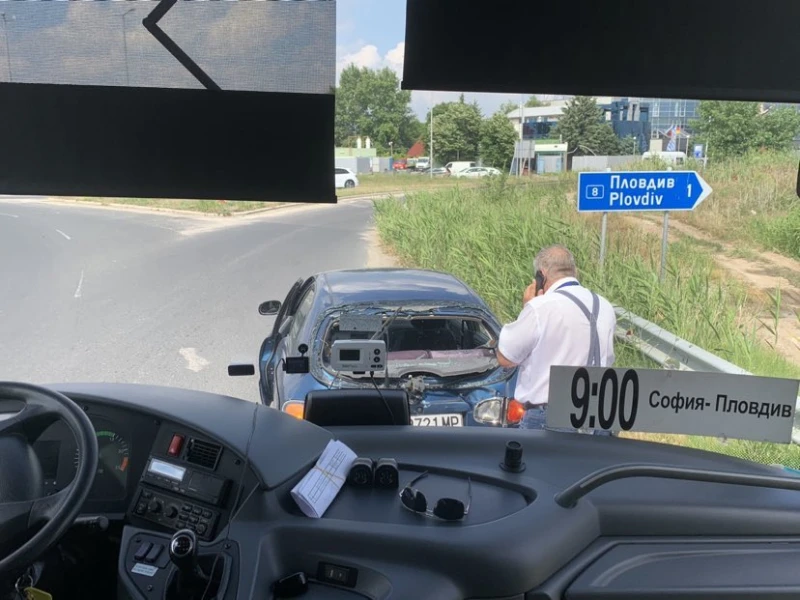Шофьорка направи голяма глупост в широко кръгово кръстовище