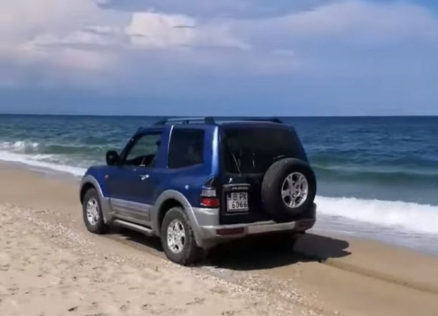Шофьор подкара автомобил на плажа в Шкорпиловци На кадрите се вижда как