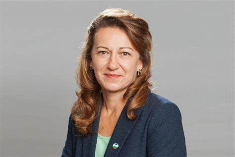 Стела Николова: Нарушават ли концесионери свободната зона на плажовете в и около Варна
