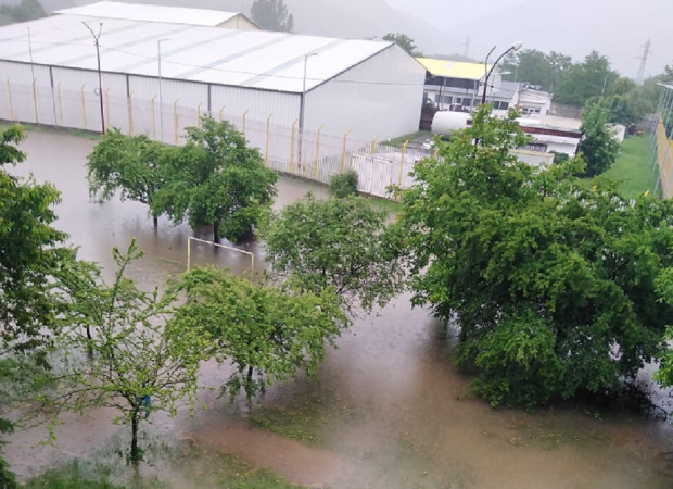 Наводнени къщи и улици в Етрополе Обявено е частично бедствено