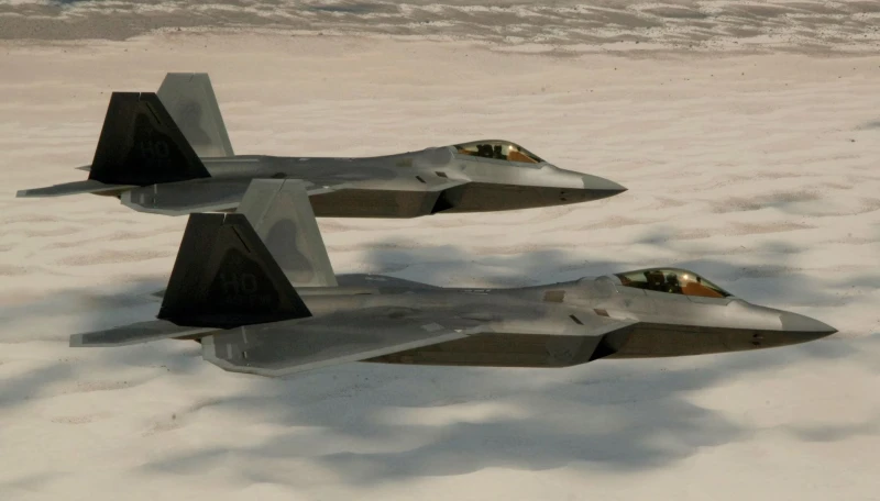 САЩ изпратиха F-22 в Близкия Изток заради опасното поведение на руснаците в региона