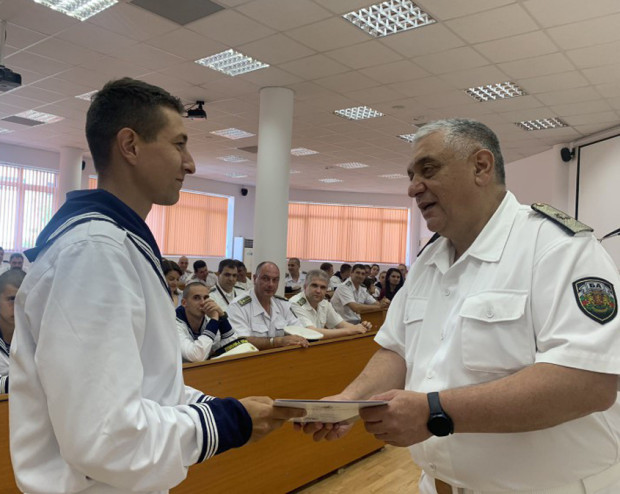 Министерски награди и адмиралски значки получи екипажът на "Св. св. Кирил и Методий" във Варна