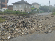Пожарникари и спасители продължават да разчистват след наводнението в Берковица
