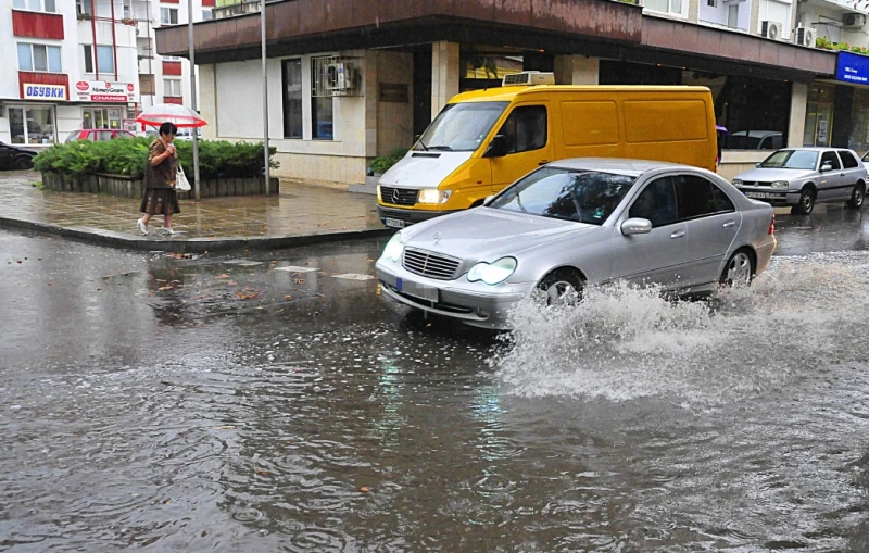 След обилните валежи в София: Почти 20 сигнала са подадени за наводнения