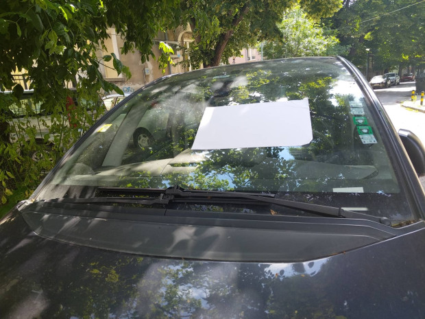 </TD
>Странен стикер е получил собственик на автомобил, паркирал в Пловдив,