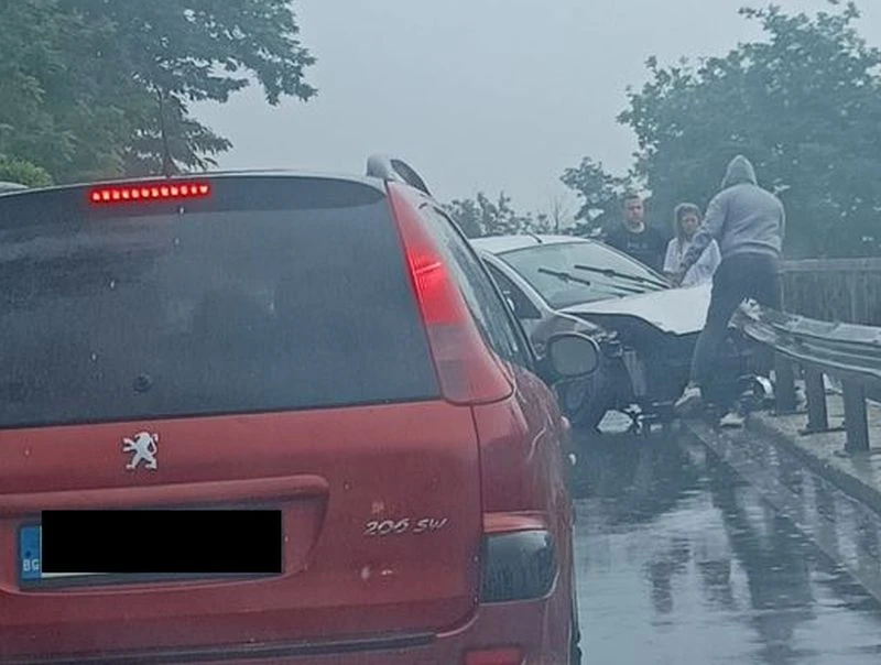 Кола се вряза в мантинела на пътя до Пловдив