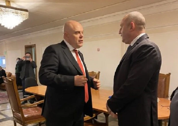 Румен Радев освободи от длъжност главния прокурор Иван Гешев
