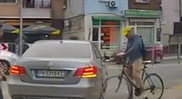 Видеорегистратор засне крайно любопитна сценка на кръстовище Пловдив   Мерцедес се движи по