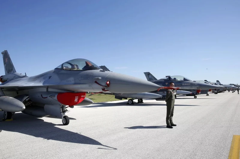 Столтенберг: Обучението на украински пилоти за F-16 вече е в ход