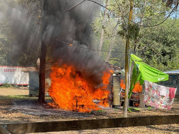 2 каравани изгоряха снощи в местност Тополите край Черноморец От