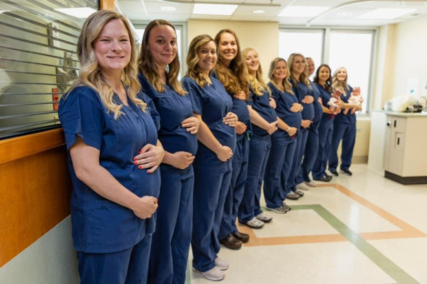 Бейбибум 12 служителки в болница бременни по едно и също