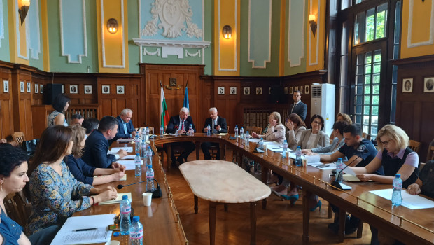 </TD
>Зам.- министърът на правосъдието Емил Дечев присъства на кръгла маса
