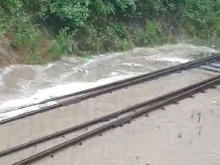 Поради паднала скална маса върху жп линията е преустановено движението на влаковете в участъка Орешец – Димово