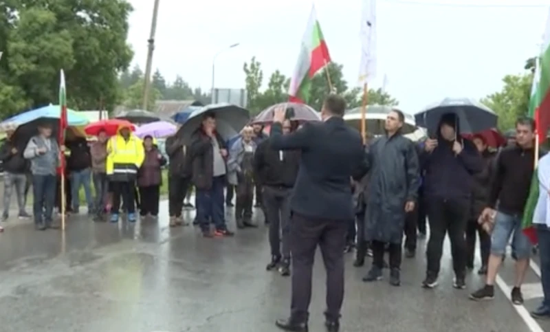 Протестиращи блокираха прoхода Петрохан