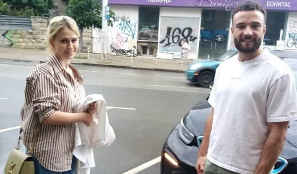 Мария Бакалова се прибра тайно в България