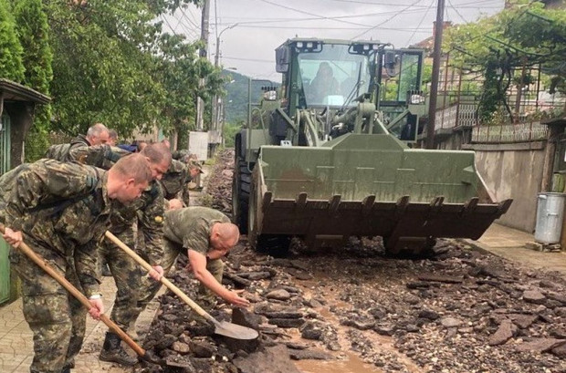 Военнослужещи от Сухопътните войски и на 17 юни оказват помощ