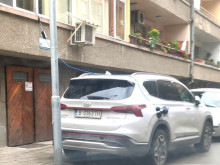 Шофьор пусна кабел през балкона, за да си зареди джипа