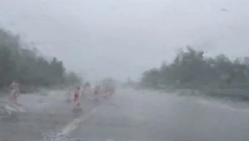 Част от АМ "Хемус" в посока Варна е наводнена