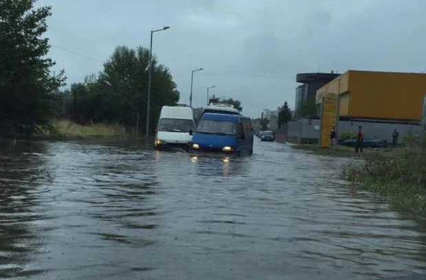 Наводнен е участък от пътя София – Златица, движението е блокирано